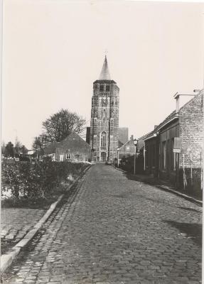 Kerk met toren uit 1529 / exterieur