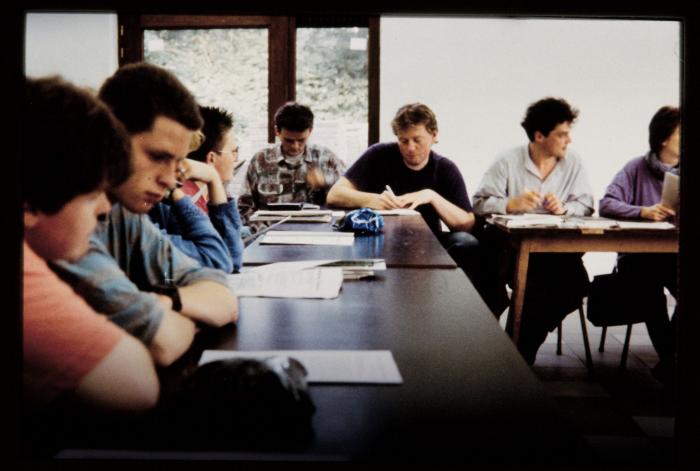 Een vergadering.  Tweede van rechts: Stan Van Hees, stadsbeambte, later jeugdfunctionaris van het Stedelijk Jeugdcentrum de Wollewei in opvolging van Jan Starckx.
