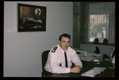 Politiecommissaris Leo Custers aan het werk in zijn kantoor op de 1ste verdieping van de politie in het stadhuis op de Grote Markt te Turnhout.