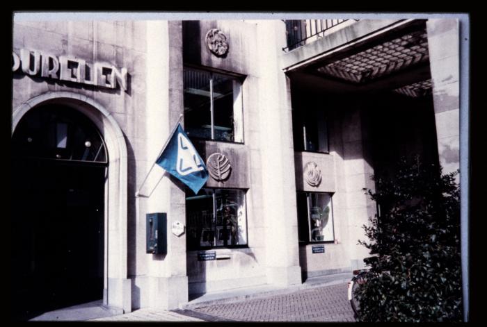 Zicht op de ingang naar de burelen van de administratieve diensten van het stadhuis op de Grote Markt te Turnhout.