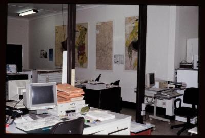 Zicht op de Milieudienst van de stad Turnhout, gevestigd in de prefablokalen achteraan de parking van het stadhuis op de Grote Markt te Turnhout, nu Jacobsmarkt.
