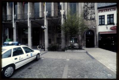 Zicht op de ingangsdeur van de politielokalen in het stadhuis op de Grote Markt te Turnhout.