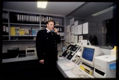 Leo Custers, politiecommissaris, aan het werk in de onthaalruimte van de politie, op het gelijkvloers in het stadhuis van de Grote Markt te Turnhout.