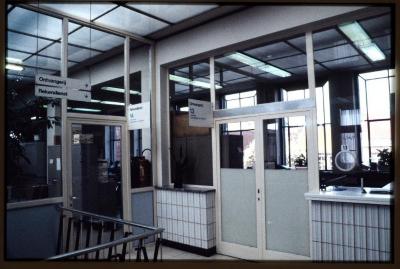 Zicht op de kantoren van de Ontvangerij en de Rekendienst op de 1ste verdieping van het stadhuis op de Grote Markt te Turnhout.