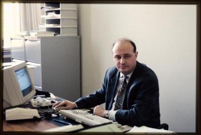 Stadsontvanger Frank Heirwegh aan het werk in zijn kantoor op de 1ste verdieping van het stadhuis op de Grote Markt te Turnhout.