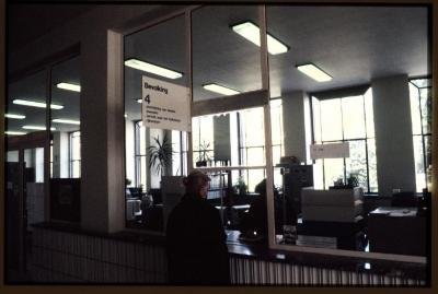 Zicht op de loketten van de dienst Bevolking in het stadhuis op de Grote Markt te Turnhout.  