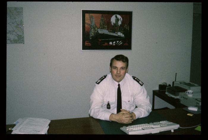 Politiecommissaris Leo Custers aan het werk in zijn kantoor op de 1ste verdieping van de politie in het stadhuis op de Grote Markt te Turnhout.