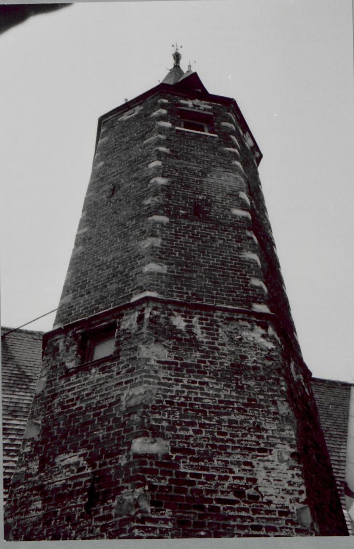 Het "Huis Metten Thoren" voor de restauratie rond 1980/ Nu het Taxandriamuseum