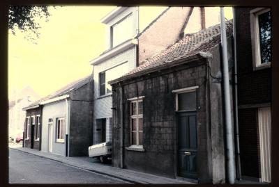 Zicht op een huizenrij in de Apostoliekenstraat te Turnhout.