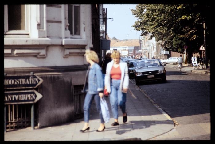 Zicht op het kruispunt van de Warandestraat met de Sint-Antoniusstraat te Turnhout.