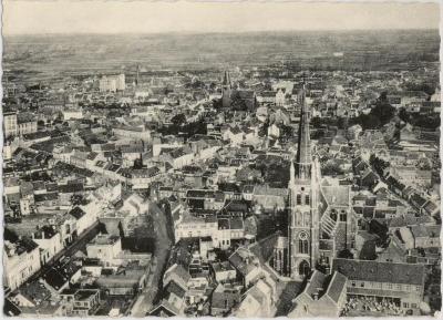 Turnhout Prentbriefkaart met luchtopname der Kempische Hoofdstad, met op de voorgrond kerk van H. Hart. Belle vue aérienne de la Capitale de la Campine (au premier plan Eglise du Sacré-Cœur).