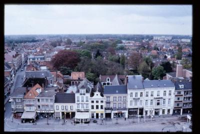 Een panoramisch zicht vanuit de Sint-Pieterskerk op de zuidzijde van de Grote Markt (Herentalsstraat richting Gasthuisstraat) te Turnhout.