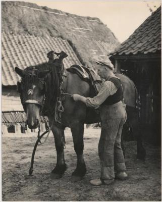 Landbouwer met paard. L. Bluekens 1957