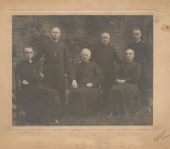 Groepsfoto van geestelijken 1921-1927. geïdentificeerd