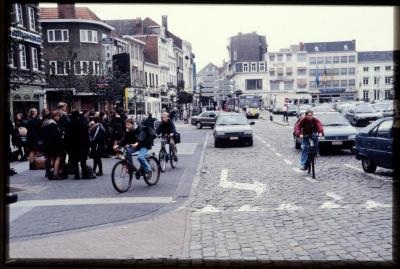 Zicht op de verkeerssituatie na schooltijd op de Grote Markt te Turnhout.