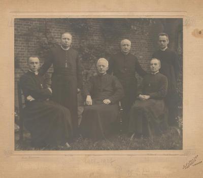 Groepsfoto van geestelijken 1921-1927. geïdentificeerd