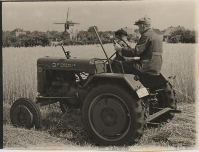 Landbouwer op tractor in veld