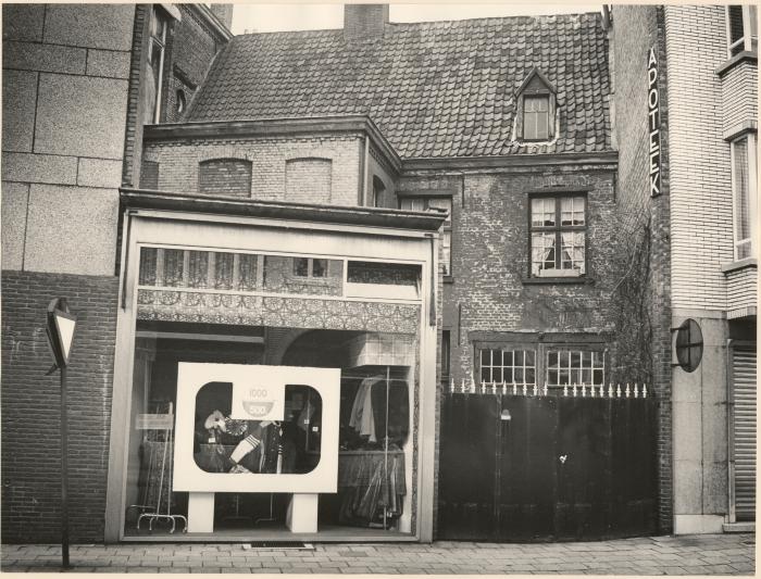 Leopoldstraat met muur van oude gasthuis