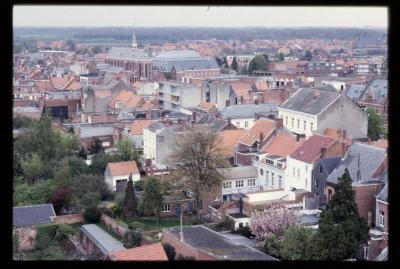 Panoramazicht vanuit de Sint-Pieterskerk op de noordoostkant van Turnhout.  Linksboven de Minderbroederskerk in de Patersstraat.