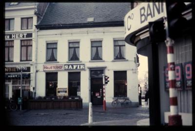 Zicht op café Pallieterhof op de hoek van de Grote Markt en het Zegeplein te Turnhout.