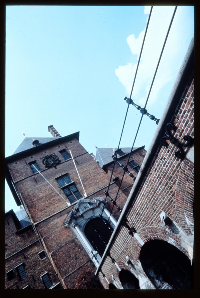 Zicht op de hoofdingang van het kasteel van de hertogen van Brabant te Turnhout.