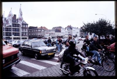 Een verkeerssituatie aan de oostzijde op de Grote Markt te Turnhout.