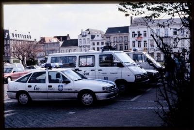 Zicht op het wagenpark van de gemeentepolitie aan de voorkant van het stadhuis op de Grote Markt te Turnhout.