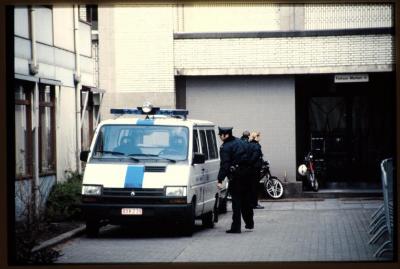Politiecombi en enkele politieagenten aan de achterkant van het stadhuis op de Grote Markt te Turnhout.