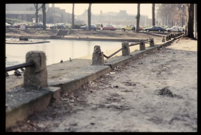 Zicht op de vervallen omboording van de vijver aan het kasteel van de hertogen van Brabant te Turnhout.
