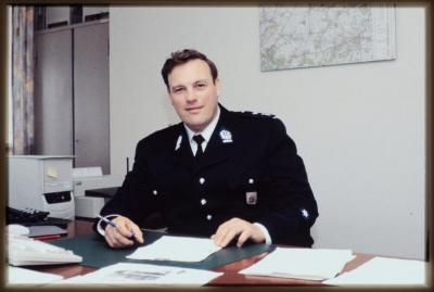 Politiecommissaris Leo Custers aan het werk in zijn kantoor op de 1ste verdieping van de politie in het stadhuis op de Grote Markt te Turnhout.