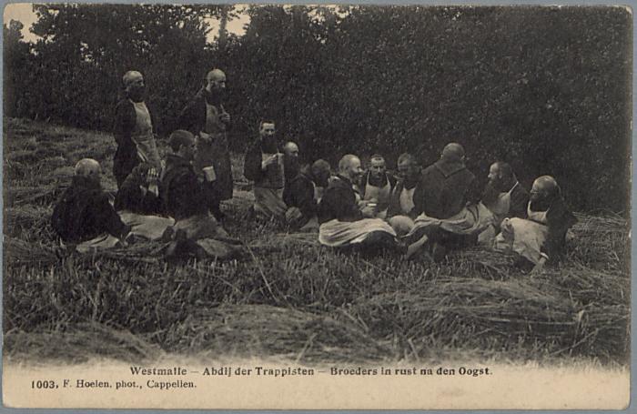 Westmalle - Abdij der Trappisten - Broeders in rust na den Oogst.