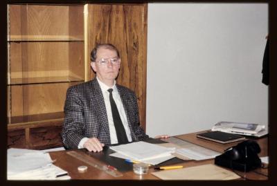 Bob Volders, stadssecretaris, aan het werk op zijn kabinet op de 1ste verdieping van het stadhuis op de Grote Markt te Turnhout.