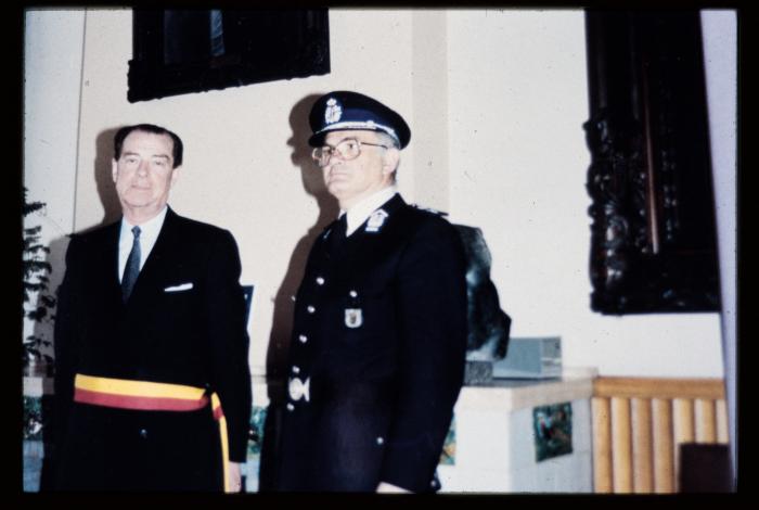 Burgemeester Richard Proost en Frans Muësen, politiecommissaris, in het kabinet van de burgemeester op het stadhuis aan de Grote Markt te Turnhout.