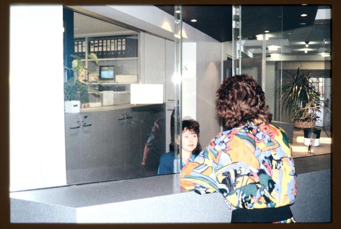 Een loketsituatie aan het onthaal van de stedelijke politie in het stadhuis aan de Grote Markt te Turnhout.