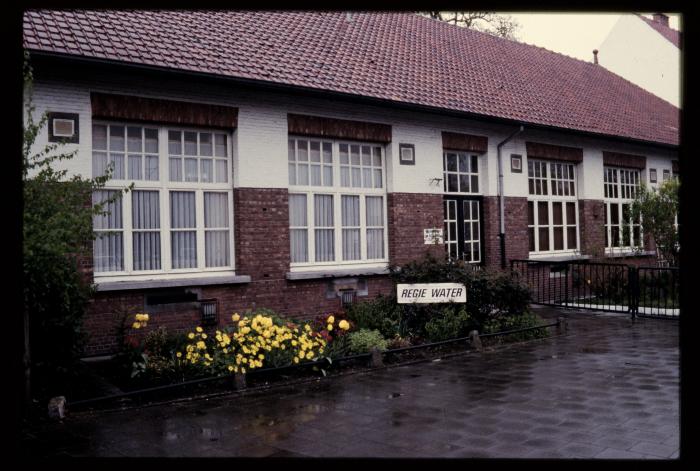 Zicht op de stadsdienst Regie Water, verhuisd naar de voormalige jongensschool in de Lindestraat (Begijnendreef) te Turnhout.