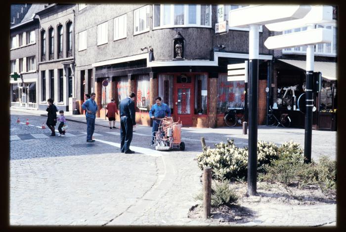 De nieuw aangebrachte wegmarkeringen voor het Chinees restaurant ter hoogte van het kruispunt van de Grote Markt met de Herentalsstraat te Turnhout.