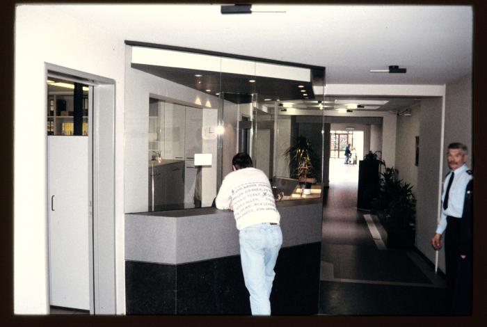 Het onthaalloket bij de politiediensten in het stadhuis aan de Grote Markt te Turnhout.  Rechts hoofdinspecteur Willy Nuyens.