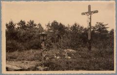 Zoersel - Kruis der Bevrijding. Door de dankbare bevolking opgericht op het puin van de oude windmolen op 1 October 1944.