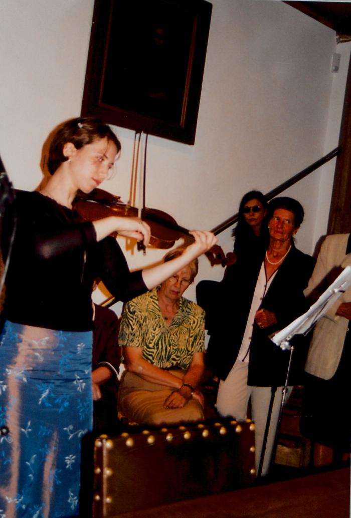 Tentoonstelling 3 vrouwen op het Begijnhof 27 juni - juli 2002 Winefrida Levi, Joke Vandenbrandt, Leona Sels Begijnhofmuseum