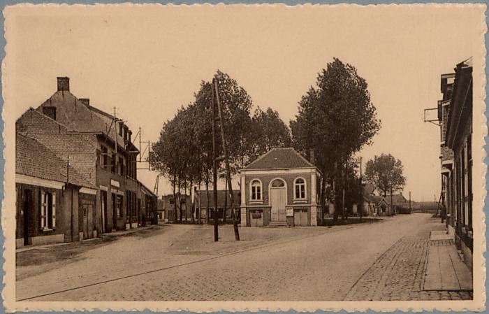 Zoersel - Gemeentehuis Gebouwd in 1865 naar plannen van archit. Gife. Met driehoekig plein herinnert aan de Frankische oorsprong der gemeente.