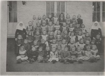 Foto van Begijnhof: klasje met de zusters Van Eupen en Theresia Verheyen