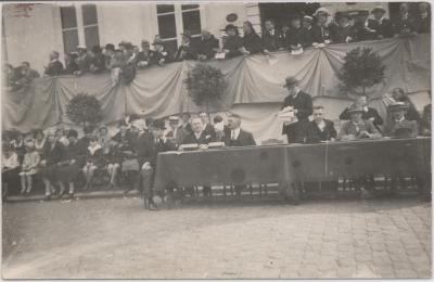 Onafhankelijkheidsstoet 1930 (?) / jurytafel aan stadhuis