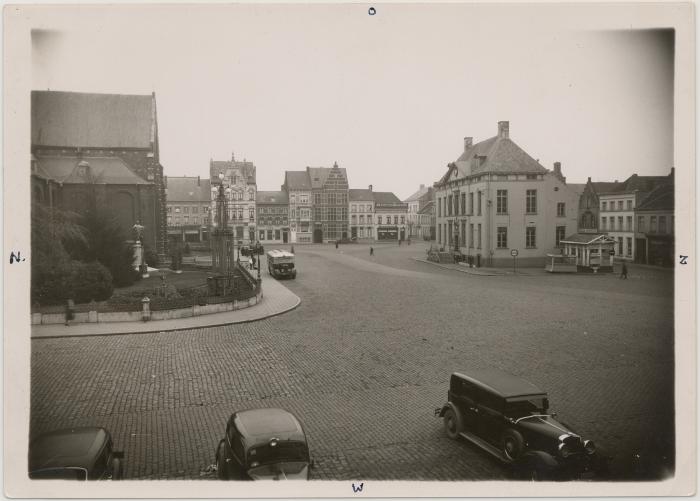 Grote Markt / zicht op oud stadhuis, postkantoor en verkeer