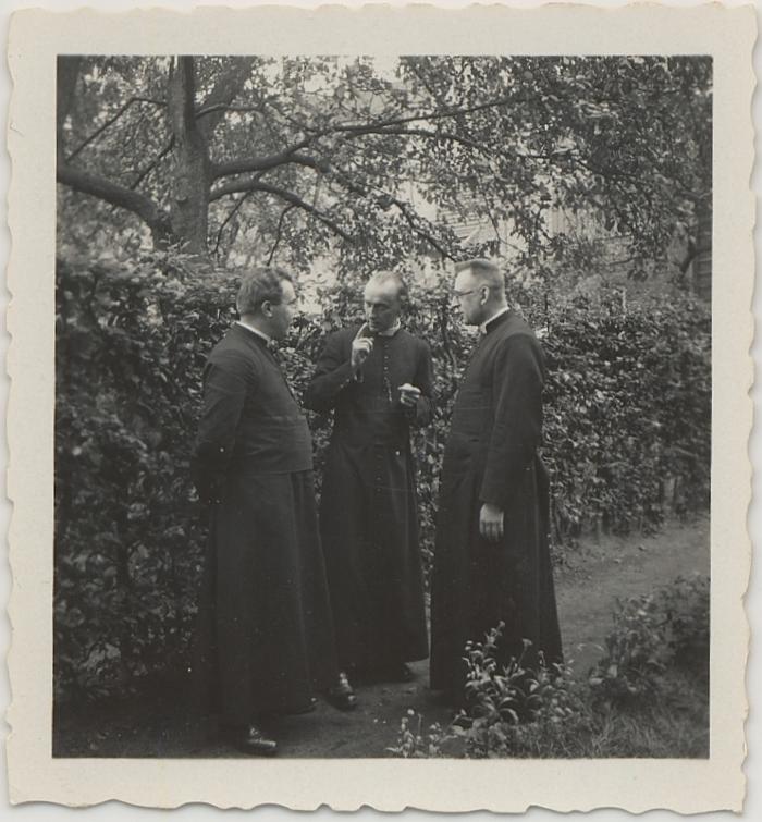 O.L. Vrouw Middelares / Pastoor Nuyts J. met E.H. Pil