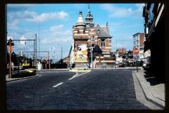 De Spoorwegstraat op het treinstation aan de de Merodelei te Turnhout.  Rechts enkele gebouwen van de Stationstraat.