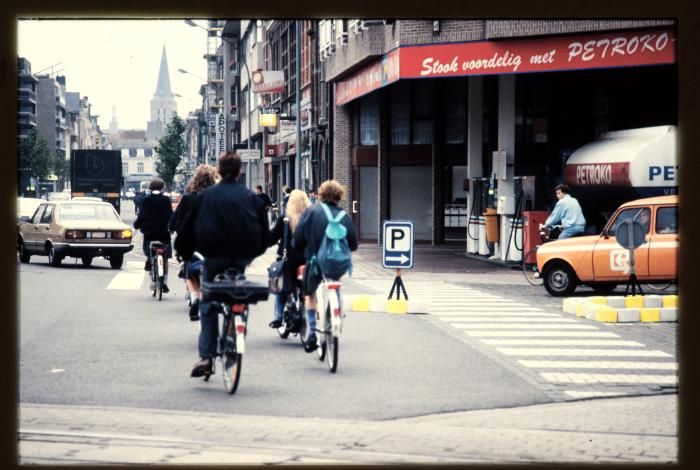 Het kruispunt van de de Merodelei met de Spoorwegstraat te Turnhout.  Rechts het benzinestation Petroko.