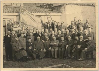 Groepsfoto / Beenhouwersbond met vlag 1903-1924
