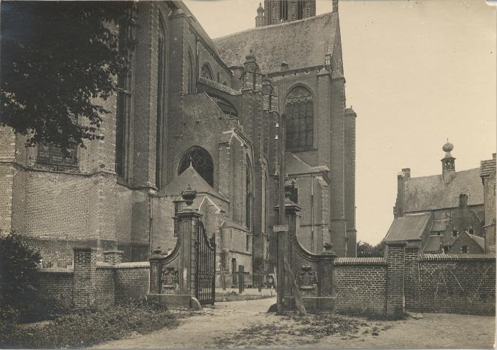 St. Katharinakerk / Portaal  zijzicht met kerkhof