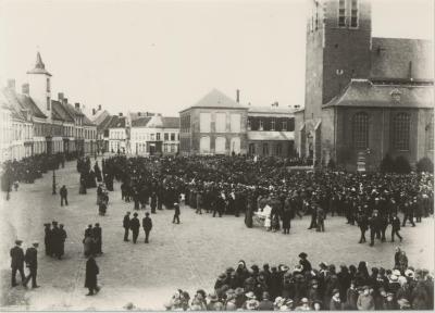 Grote Markt / processie (?) aan hoofdingang St. Pieterkerk
