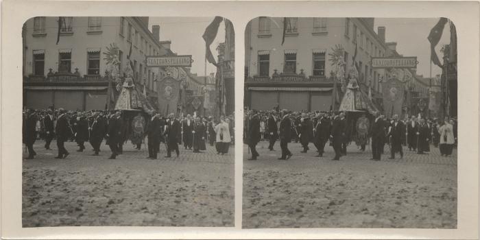 Processie met openluchtmis / stereoscopische foto
